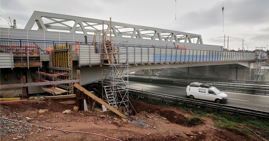 Nächste Sperrung der A8 steht bevor Wegen des Brückenbauwerks hatte es bereits Mitte Juli, als die Stahlträger eingehoben wurden, eine Vollsperrung der A8 gegeben.Tilo Keller