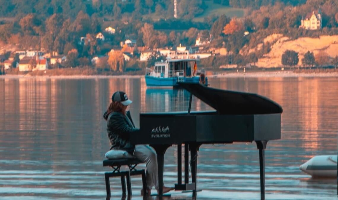 Wegen des Niedrigwassers liegt der Teufelstisch nur wenige Zentimeter unter Wasser. Levin spielt ohnehin immer barfuß.