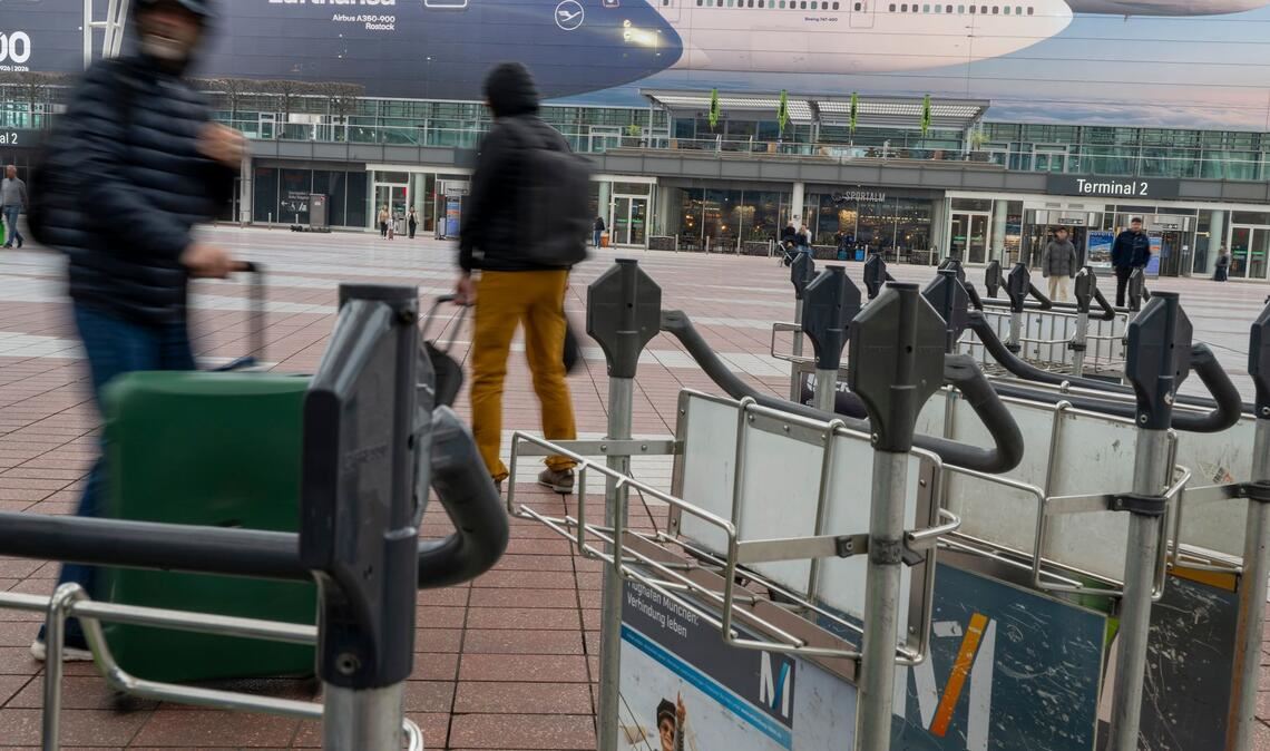 Wegen des festgefahrenen Tarifkonflikts bei Lufthansa fallen wieder hunderte Flüge aus.