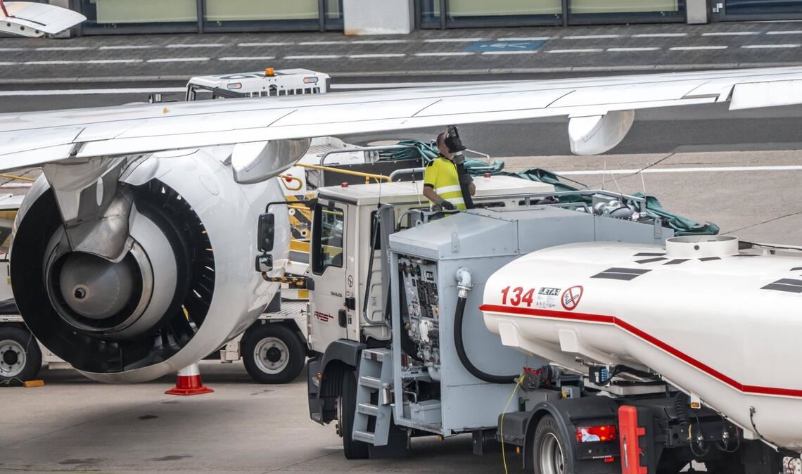 Wegen des gestörten Öl-Transports durch die Straße von Hormus verknappt und verteuert sich das verfügbare Kerosin.
