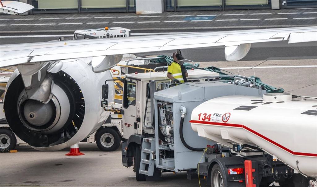 Wegen des gestörten Öl-Transports durch die Straße von Hormus verknappt und verteuert sich das verfügbare Kerosin.