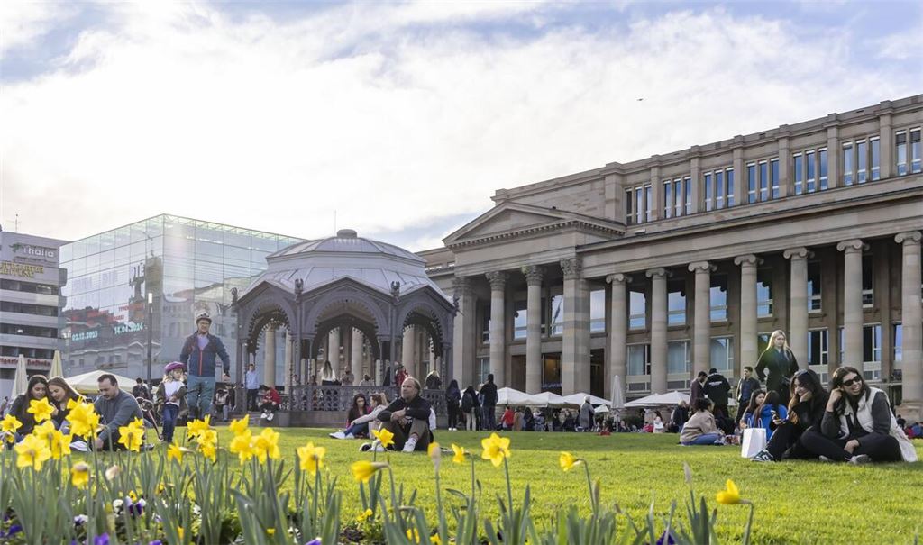 Wegen des guten Wetters werden viele Leute in der Stuttgarter Innenstadt erwartet (Archivbild).