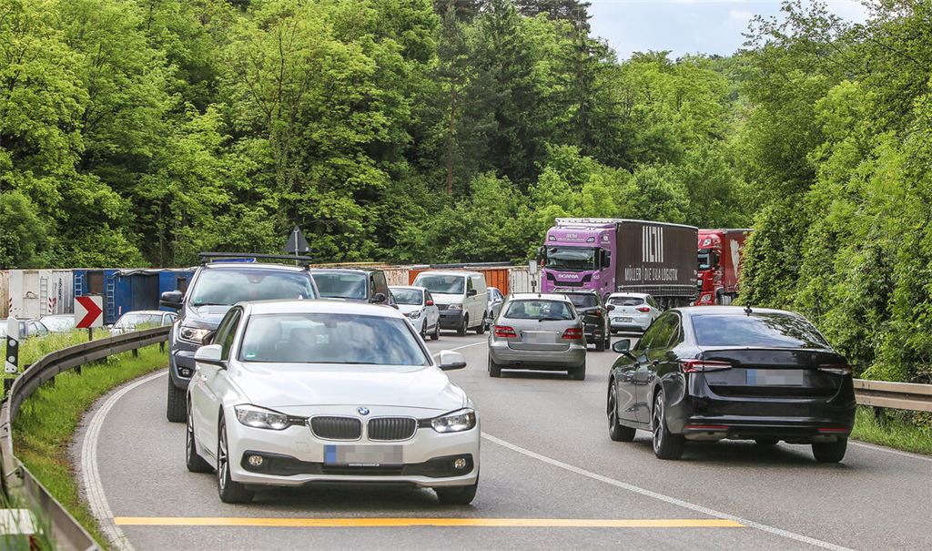 Wegen einer Baustelle staut sich der Verkehr auf der B10 vor den Toren Vaihingens besonders während der Stoßzeiten. Foto: Disselhoff