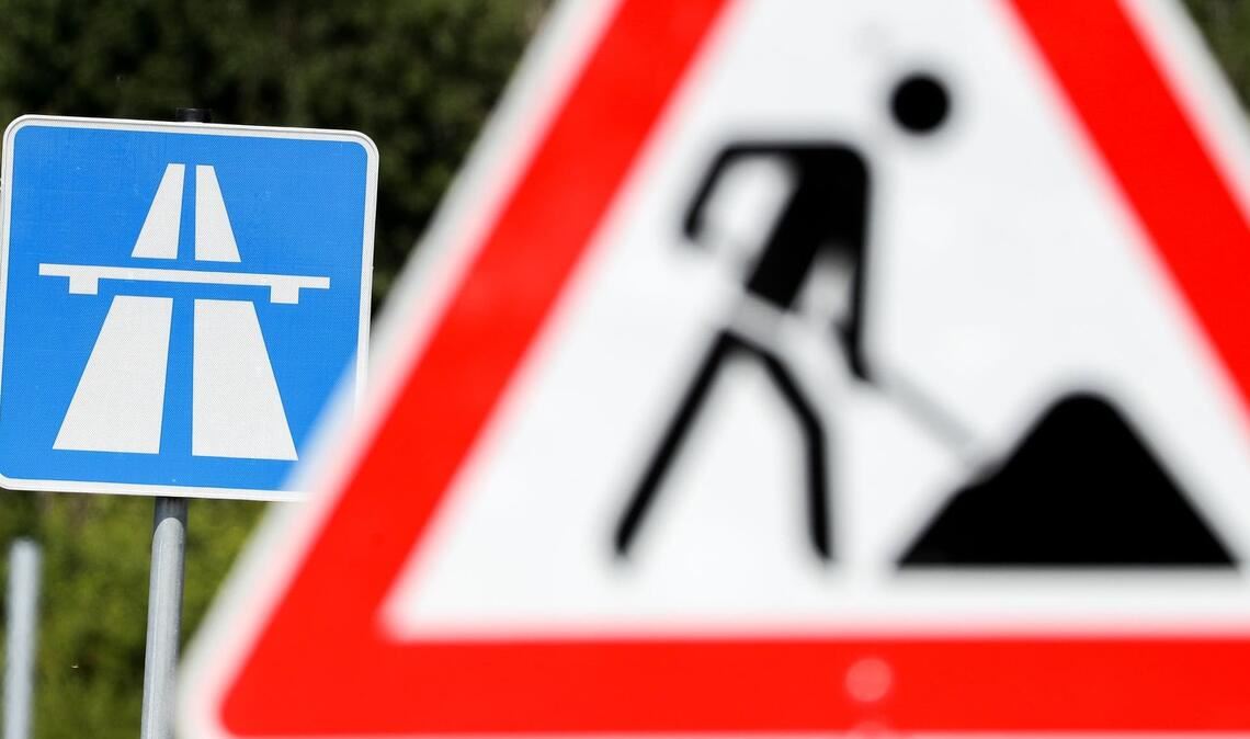 Wegen einer Fahrbahndeckenerneuerung kann die A8 zwischen den Anschlussstellen Pforzheim-Süd und Heimsheim am Wochenende in Richtung Stuttgart nicht befahren werden. (Symbolbild)