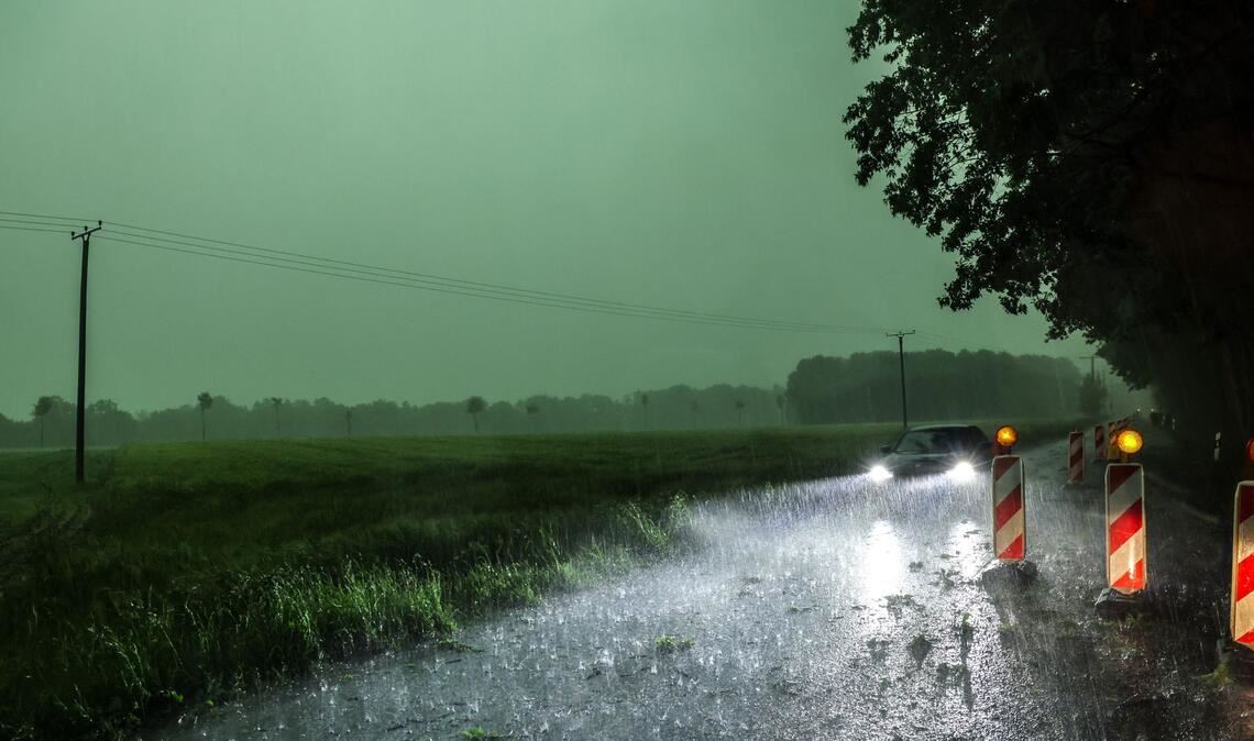 Wegen einer Gewitterfront gelten Unwetterwarnungen im Westen Deutschlands.