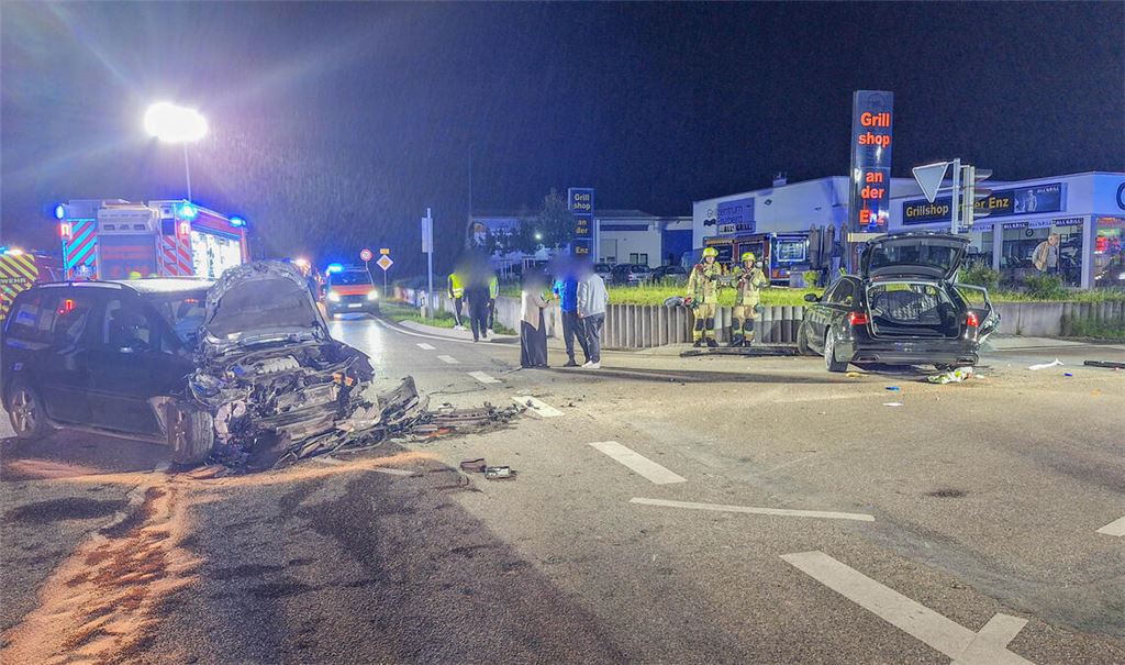 Wegen eines Unfalls muss die B10 bei Enzberg am späten Montagabend für längere Zeit voll gesperrt werden. Foto: Einsatz-Report 24/Markus Rott