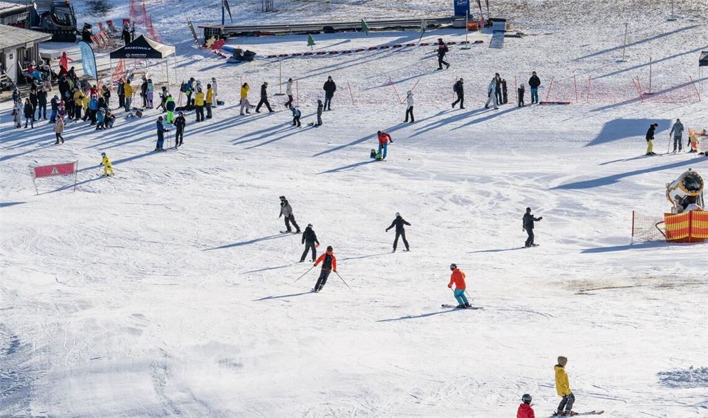 Wegen frischer Schneefälle können die Skilifte am Feldberg den Winterbetrieb kurzfristig wieder aufnehmen. (Archivbild)