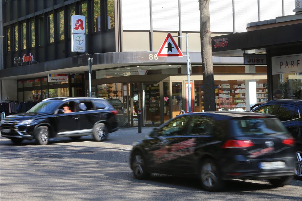 910_0008_159731_lh_Geaenderte_Vorfahrt_Bahnhofstrasse_5_