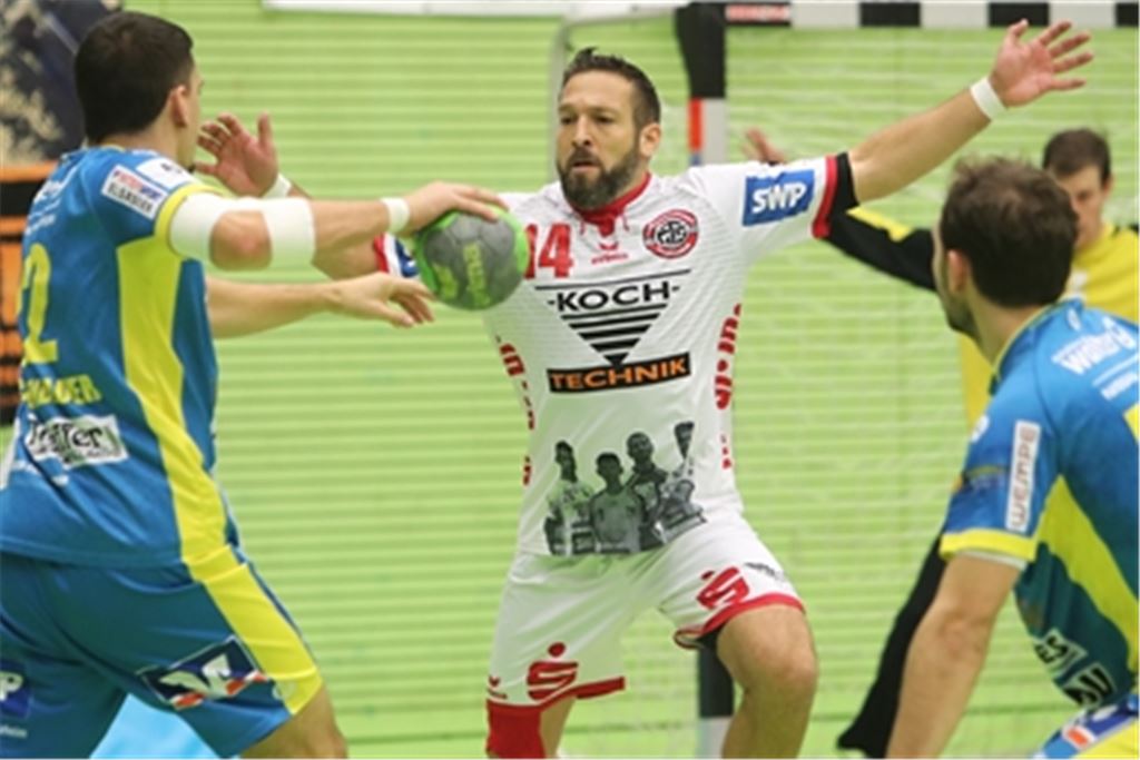 Wegen großer Verletzungssorgen bei der TGS musste Trainer Tobias Müller in dieser Saison – hier im Derby gegen die SG Pforzheim/Eutingen im Herbst – selbst auf dem Feld mithelfen. Nach der Saison hört der Coach nun bei den Pforzheimern auf. Archivfoto: Rubner