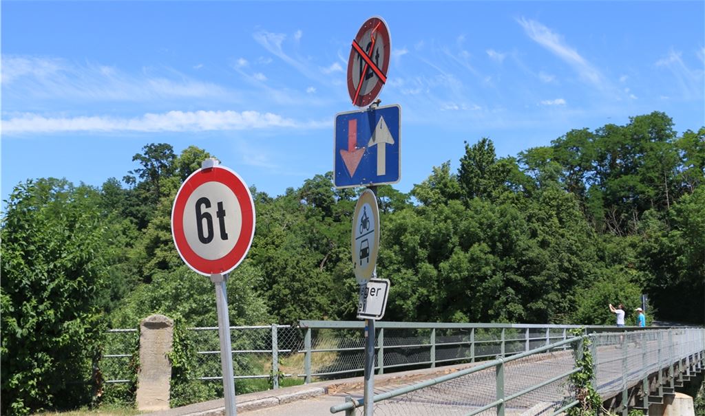 Wegen ihres schlechten Zustands wurde das Gewicht, mit dem die Enzbrücke in Mühlhausen befahren darf, zuletzt auf siebeneinhalb Tonnen reduziert. Wegen akuten Schildermangels ist dort derzeit allerdings eine Beschränkung von sechs Tonnen angeschrieben. Fotos: Willimek
