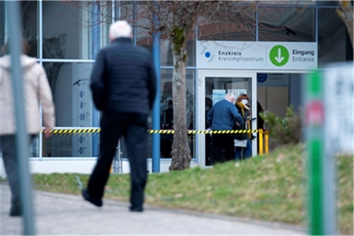 Wegschicken muss das Personal im Kreisimpfzentrum alle, die mit einem Termin für das Astrazeneca-Serum kommen. Laut Landratsamt werden alle Betroffenen informiert.Foto: Fotomoment