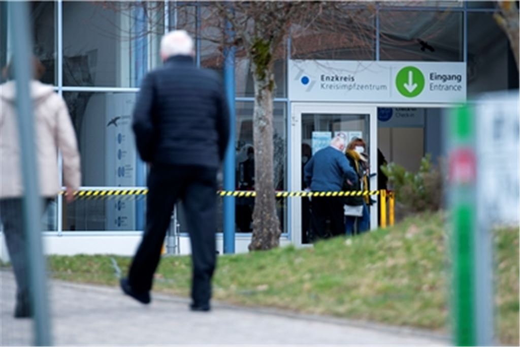 Wegschicken muss das Personal im Kreisimpfzentrum alle, die mit einem Termin für das Astrazeneca-Serum kommen. Laut Landratsamt werden alle Betroffenen informiert.Foto: Fotomoment