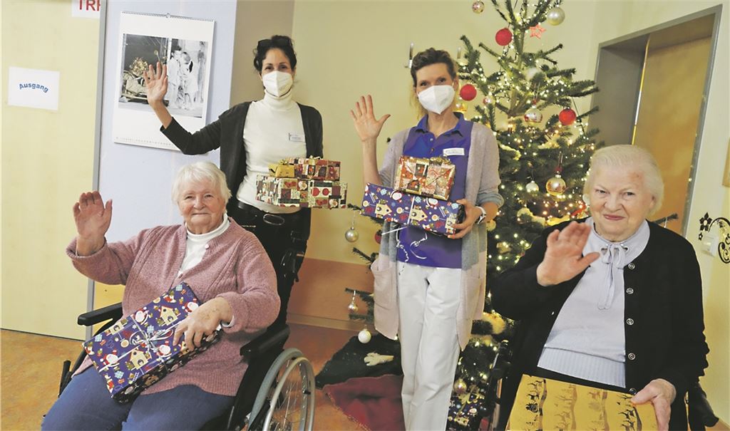 Weihnachtlich geschmückt sind die Scheiben der Seniorenzentren – dennoch ist in der Corona-Zeit von Alltag keine Spur. Erstmals können an Heiligabend die Bewohner des St. Clara in Illingen nicht mit ihren Angehörigen zusammen sein, stattdessen feiern Sozialdienstleiterin Andrijana Zipf (stehend, li.) und ihre Kollegin Petra Merkle mit Gertrud Dillmann (li.) und Brigitte Schwan. Fotos: Fotomoment, privat