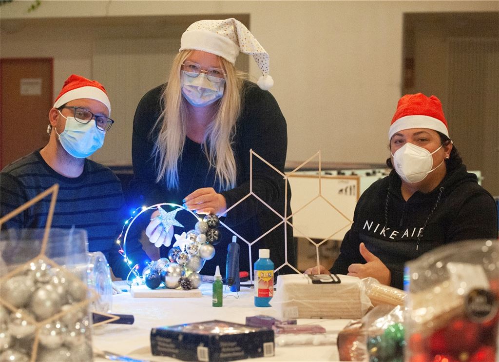 Weihnachtsbasteln bieten Ghassen Aloui, Nathalie Pavan und Baris Yildirim (v. li.) im Jugendhaus ProZwo an. Foto: Fotomoment