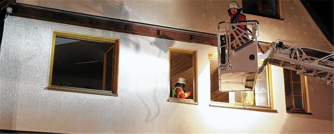 Weihnachtsbaum in Flammen