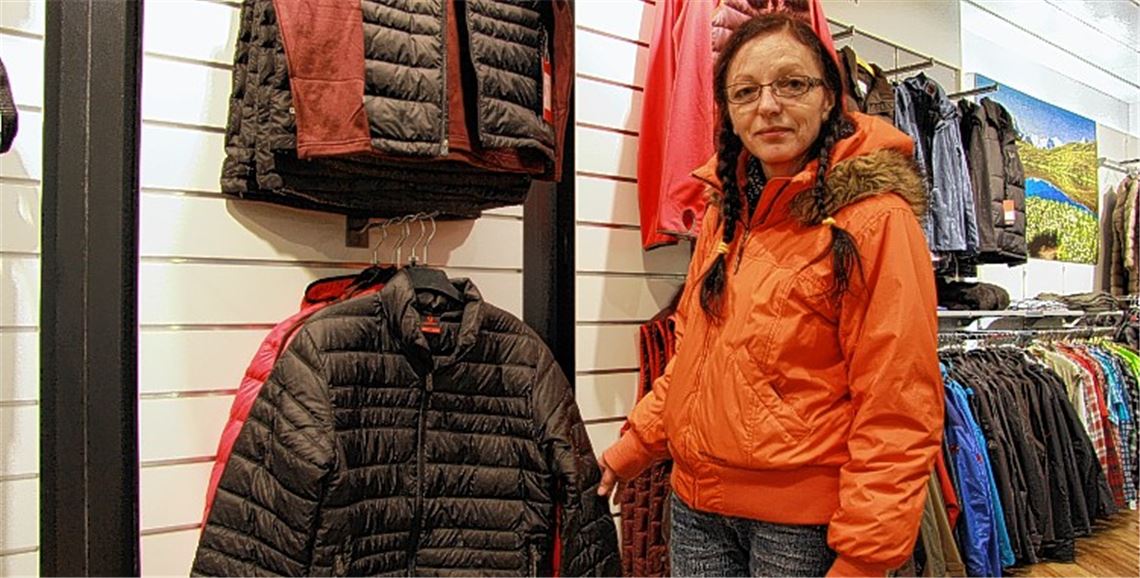 Weihnachtseinkäufe: Dagmar Wurzinger stöbert lieber beim Händler vor Ort.