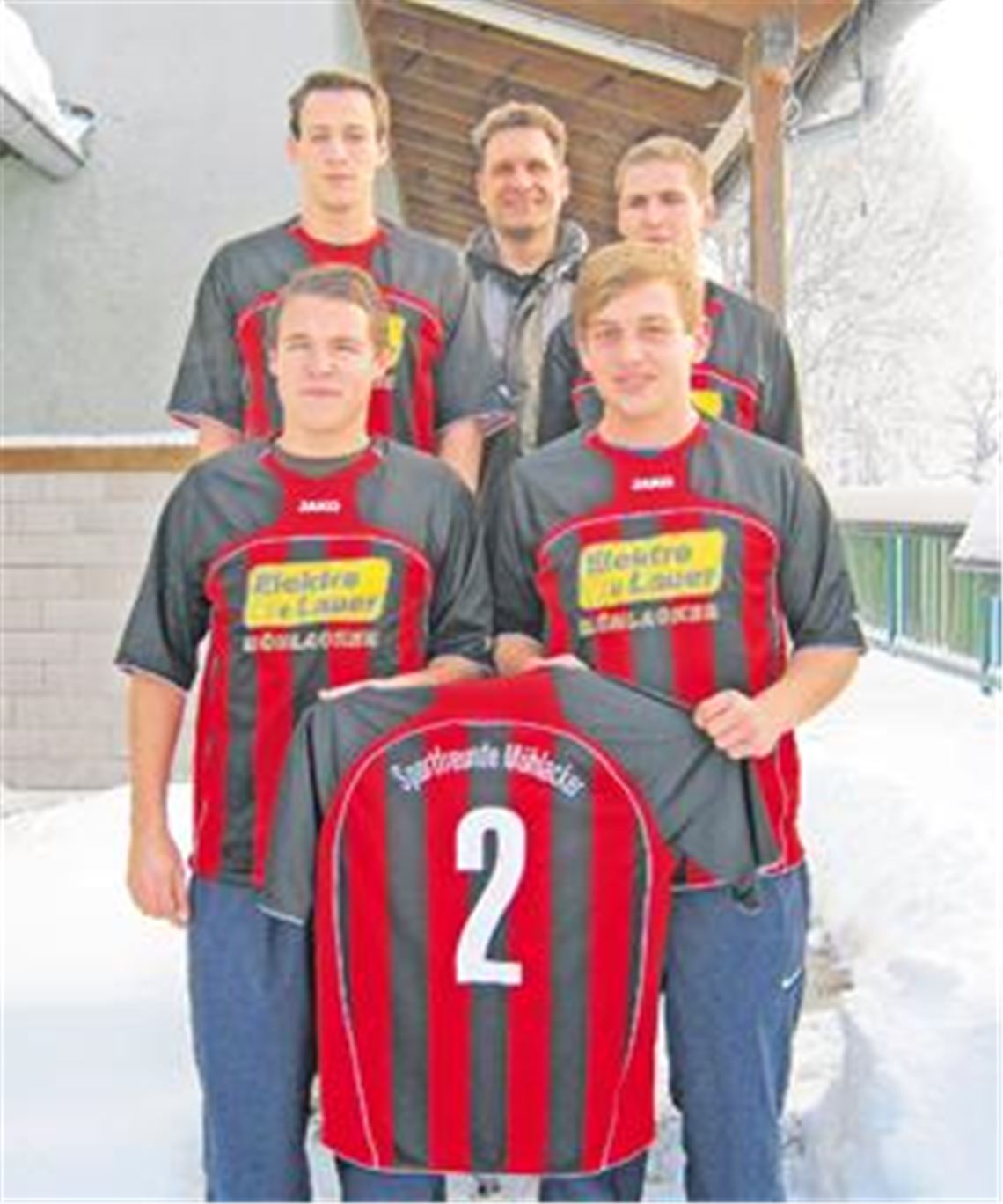 Weihnachtsgeschenke für Trainer Achim Lehmann (hinten Mitte): Jannik Wyrich und Michael Schlosser (hinten v. li.) sowie Kai Müller und Marc Dobler (vorne v. li.) spielen in der Rückrunde für die Sportfreunde. Foto: privat