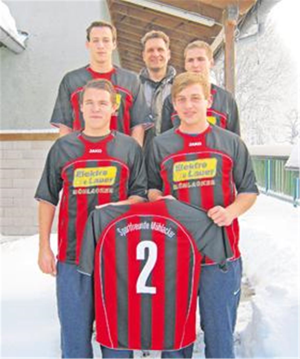 Weihnachtsgeschenke für Trainer Achim Lehmann (hinten Mitte): Jannik Wyrich und Michael Schlosser (hinten v. li.) sowie Kai Müller und Marc Dobler (vorne v. li.) spielen in der Rückrunde für die Sportfreunde. Foto: privat