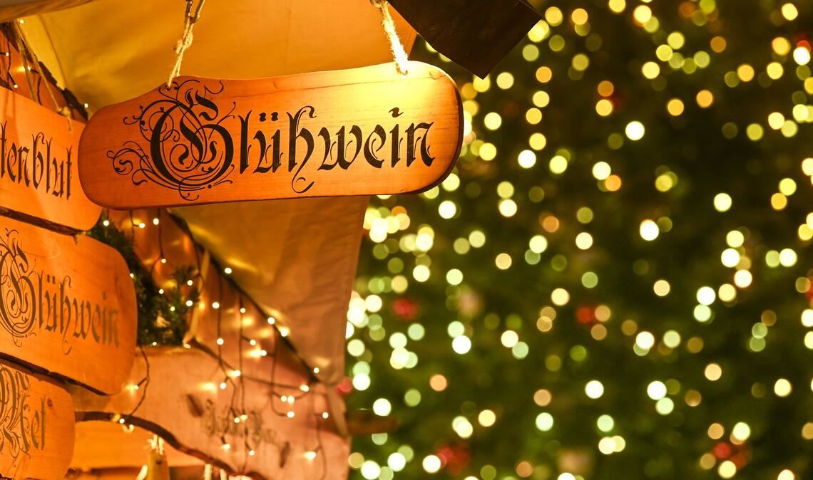 Weihnachtsmarktfans können den ersten Punsch auf einem der Märkte trinken. (Archivbild)