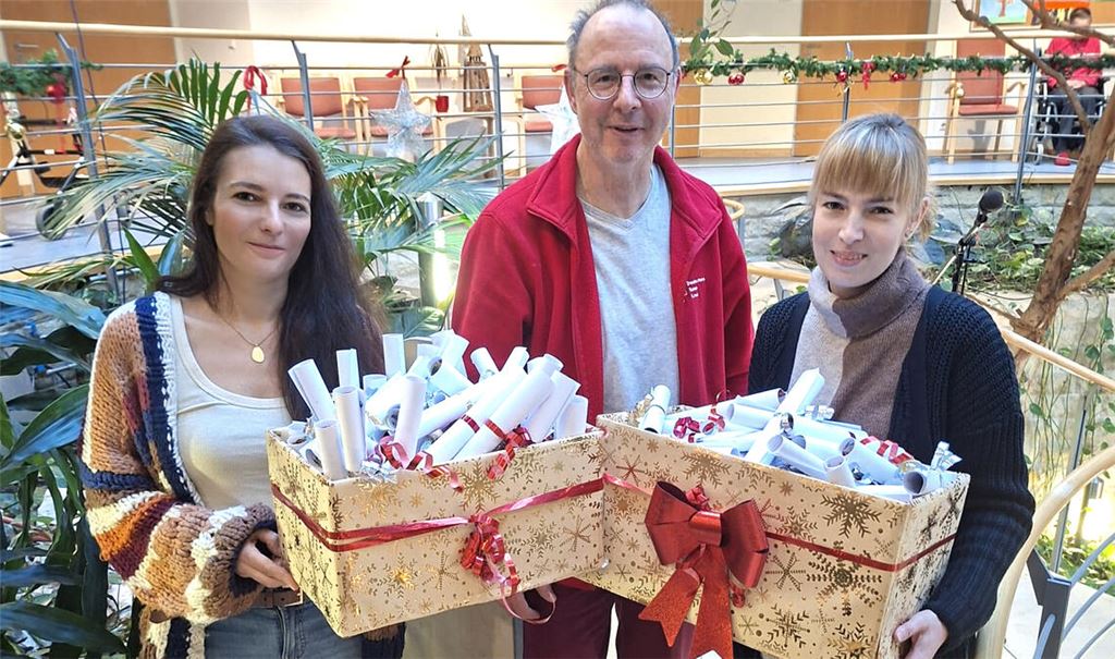 Weihnachtspost für das DRK-Seniorenzentrum Mühlacker: die Schulsozialarbeiterinnen Cornelia Tusa (li.) und Lisa Sattler mit Jürgen Siebert vom Sozialdienst. Foto: privat