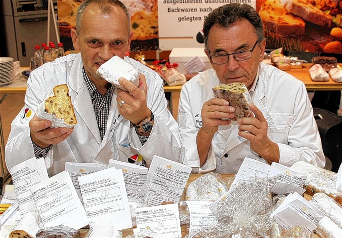 Experte schmeckt und riecht an Backwaren