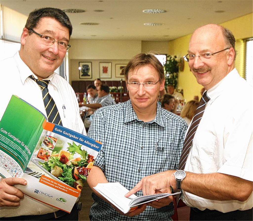 Weil Konsumenten allergenhaltiger Speisen gesundheitliche Probleme bekommen können, kommt auf die Wirte eine neue Kennzeichnungspflicht zu. Dies thematisierten bei der Dehoga-Versammlung Kreisvorsitzender Reinhard Gallistl, Lebensmittelkontrolleur Bernd Rasche und Verbandsgeschäftsführer Joachim Schönborn (v. li.).