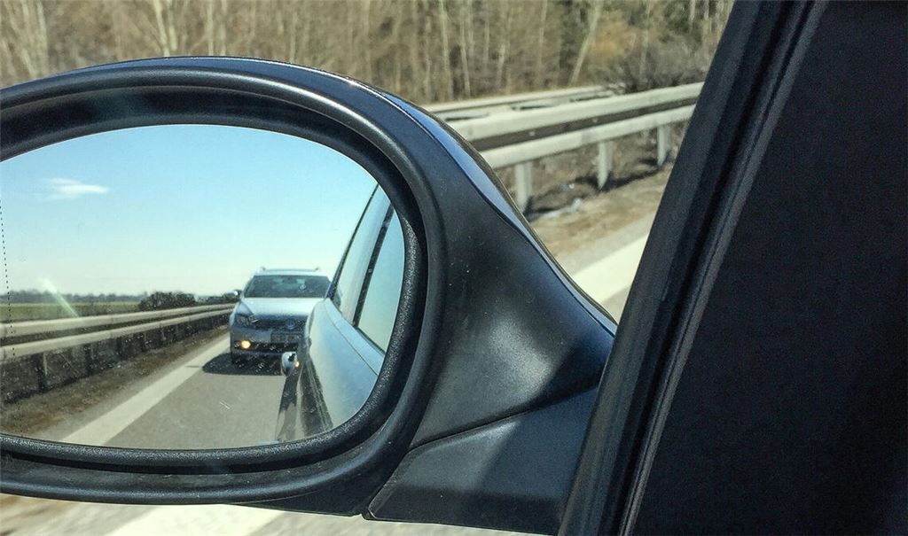 Weil auf der A8 ein anderer mit der Lichthupe drängelt, platzt einem Autofahrer der Kragen. Das allerdings hat ein Nachspiel vor Gericht. Symbolfoto: Archiv/Thomas - stock.adobe.com