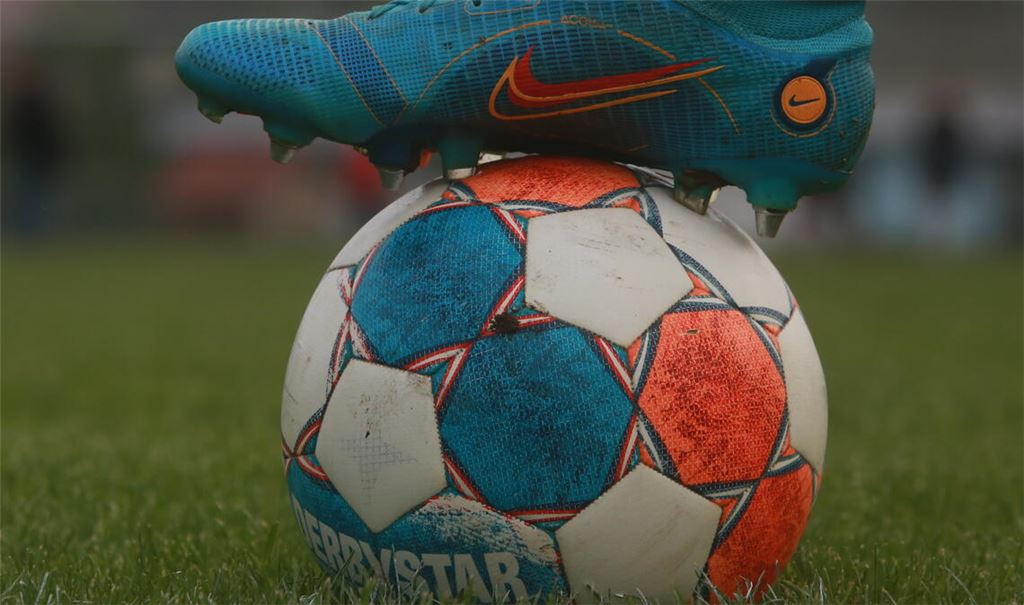 Weil das Wetter sich von seiner unbeständigen Seite zeigt, fallen etliche Spiele aus oder werden abgebrochen. Foto: Archiv