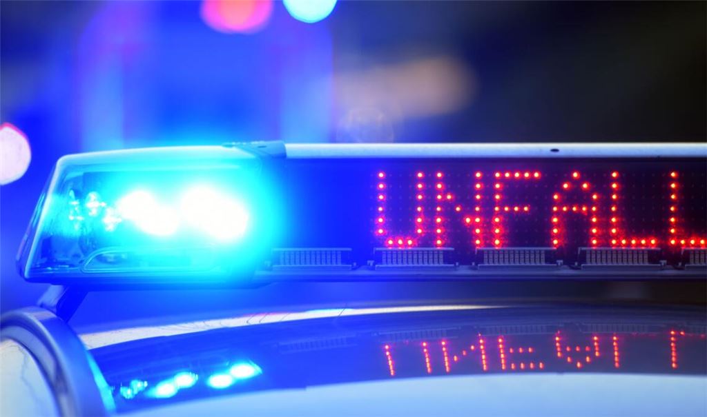 Weil der Straßenrand unbefestigt gewesen sein soll, sei der Lkw-Fahrer vom Weg abgekommen (Symbolbild).