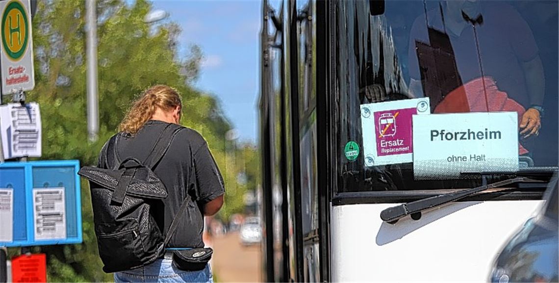 Bahnreisende suchen ihren Ersatzbus