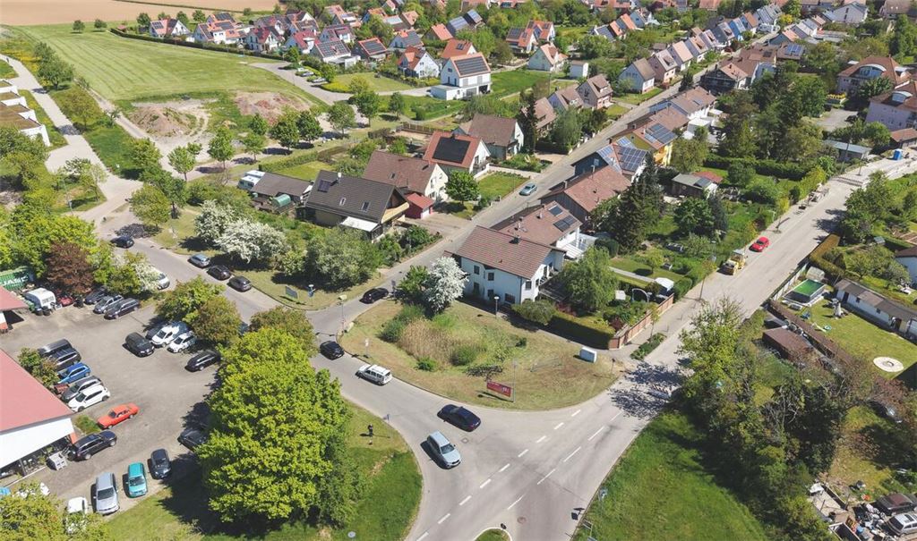 Weil die Brettener Straße (unten) innerorts gesperrt ist, weichen viele Fahrzeuglenker auf den teils parallel verlaufenden Ziegeläckerweg im Wohngebiet aus. Fotos: Schüller