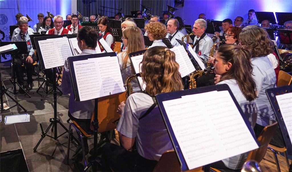 Weil die Bühne in der Ölbronner Gemeindehalle für mehr als 50 Musikerinnen und Musiker zu klein gewesen wäre, war „angebaut“ worden. Geleitet wird das große gemeinsame Orchester abwechselnd von Cornelia Schmid und Matthias May. Fotos: Roller