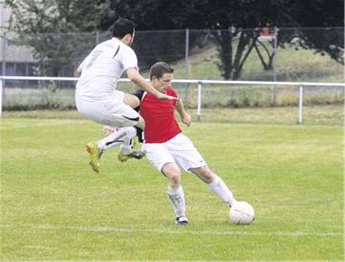 Weil die SG Ölbronn-Dürrn (in Rot) ohne Schussglück ist, hebt die Spvgg Zaisersweiher mit 5:0 ab. Foto: Eigner