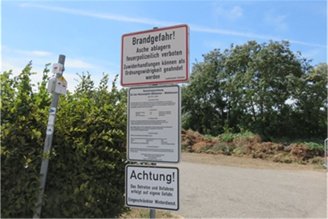 Grünschnittcontainer steht jetzt am Bauhof Mühlhausen Weil hier in Mühlhausen der Häckselplatz gesperrt ist, kann Grünschnitt jetzt in einem Container vor dem Bauhof abgeliefert werden. Foto: cb