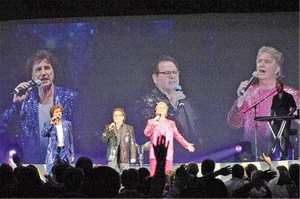 Weine nicht, kleine Eva  2000 Fans feiern mit den Flippers und kämpfen beim Finale mit den Tränen, weil ihre Helden endgültig von der Bühne abtreten.
Foto: Ehmann 