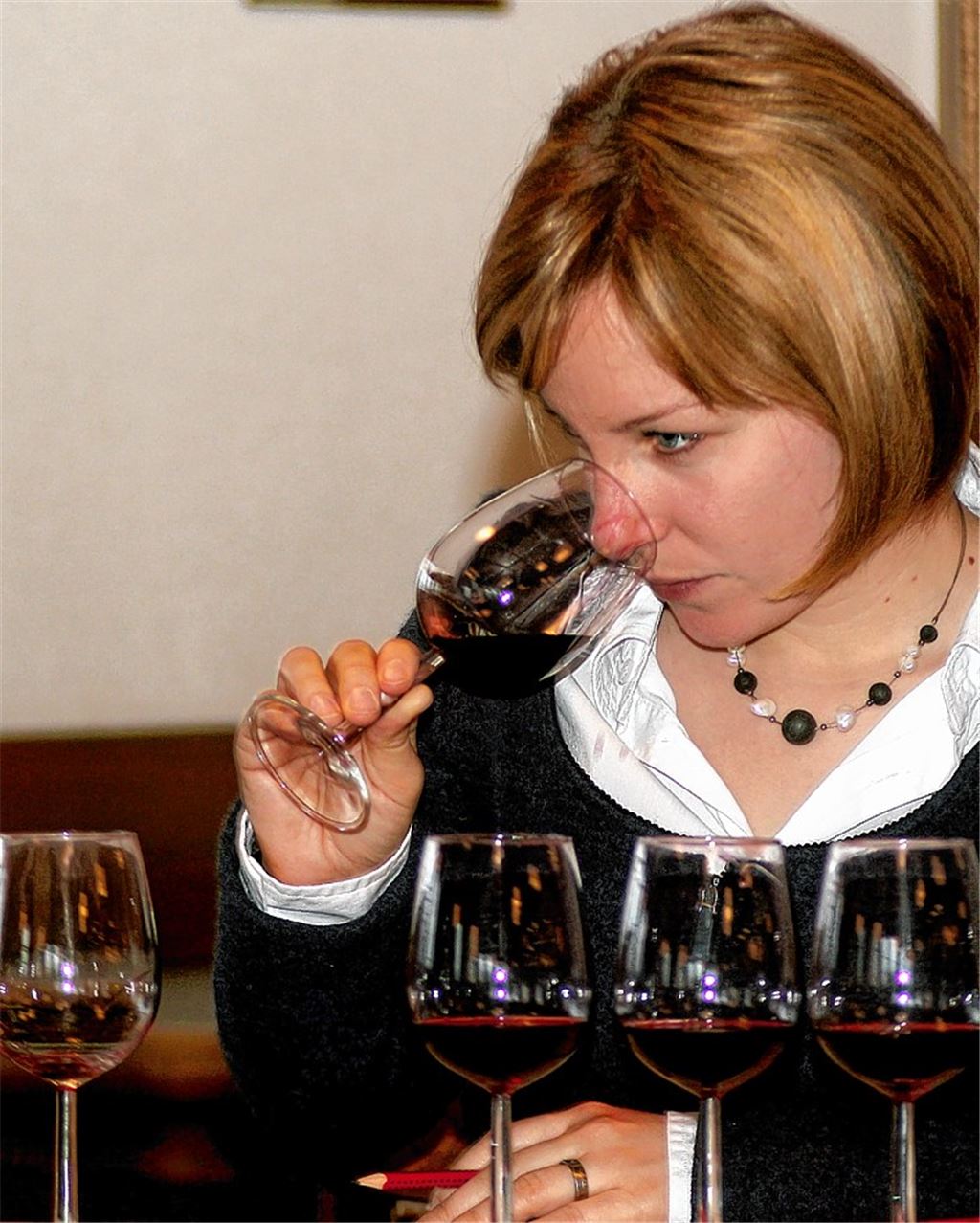 Weinkönigin Nina Hirsch prüft und nimmt sich die Kategorie „trocken“ vor. 