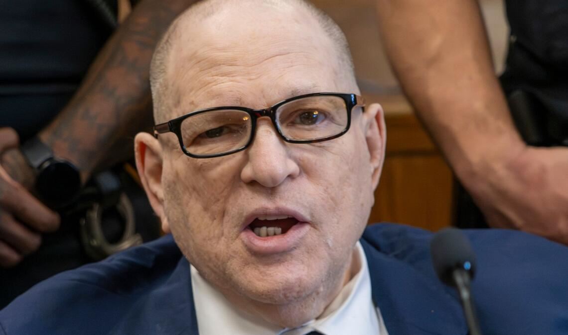 Weinstein trat zuletzt gesundheitlich angeschlagen im Rollstuhl vor Gericht auf. (Archivbild)