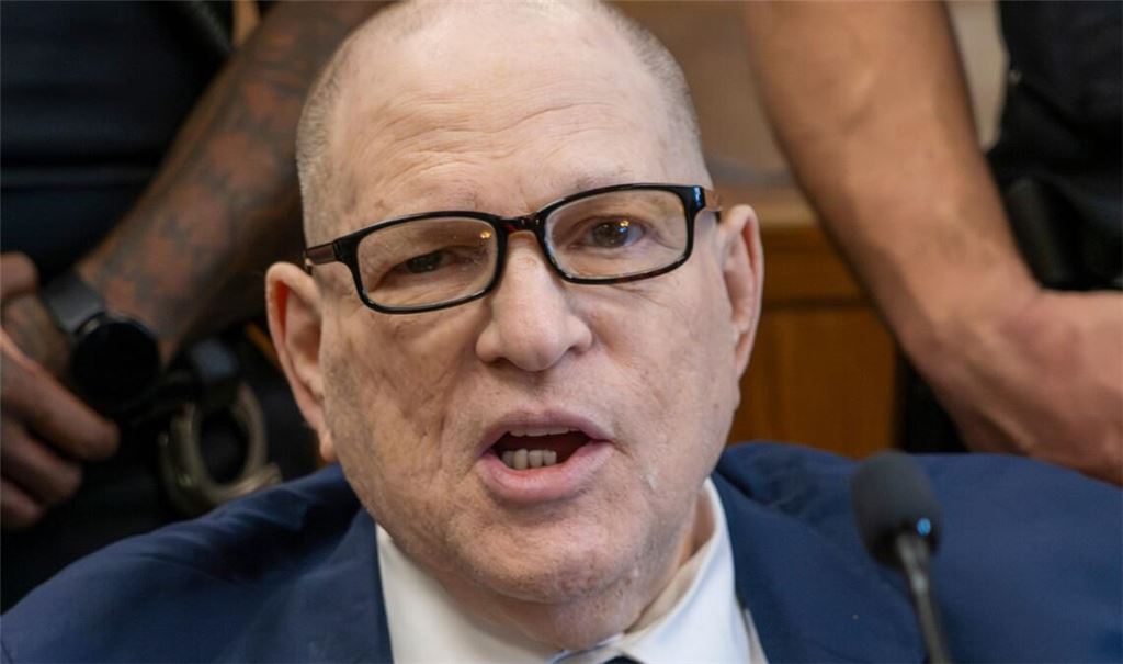 Weinstein trat zuletzt gesundheitlich angeschlagen im Rollstuhl vor Gericht auf. (Archivbild)