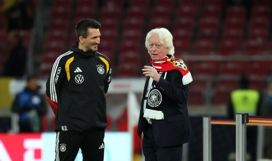 Weiß von keinen Gesprächen mit Löw: Ghanas Sportdirektor Winfried Schäfer (r). (Archivbild)