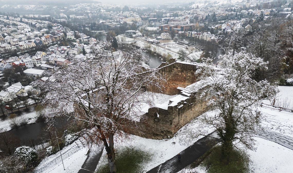 Weißer Zuckerguss: Die Burgruine Löffelstelz und die Stadt Mühlacker liegen am Freitagmorgen, kurz vor dem ersten Advent, unter einer sanften Schneedecke. Fotos: Fotomoment