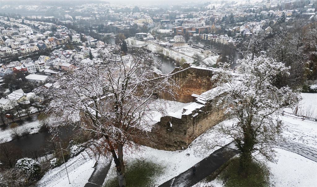 Weißer Zuckerguss: Die Burgruine Löffelstelz und die Stadt Mühlacker liegen am Freitagmorgen, kurz vor dem ersten Advent, unter einer sanften Schneedecke. Fotos: Fotomoment