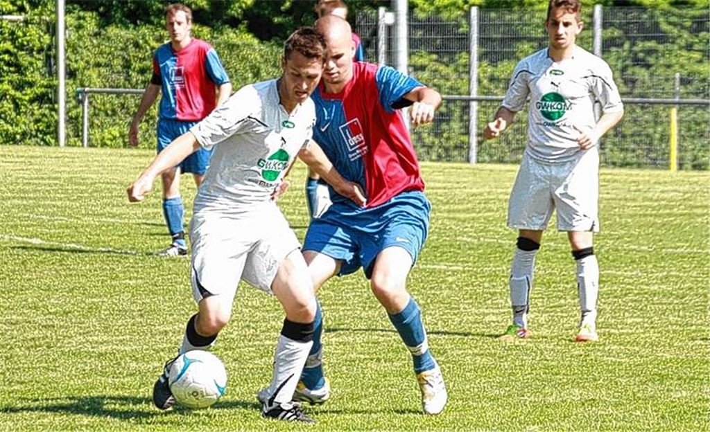 Weißwurst macht träge: Die als Meister feststehenden Zaisersweiherer (in Weiß) verschlafen die Anfangsphase des Spiels gegen den TSV Ötisheim komplett. Foto: Wallinger