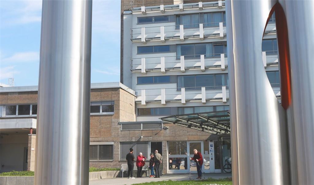 Weist offenbar erhebliche Mängel auf: der 1975 bezogene Gebäudekomplex der Enzkreis-Kliniken in Mühlacker. Foto: Schüller