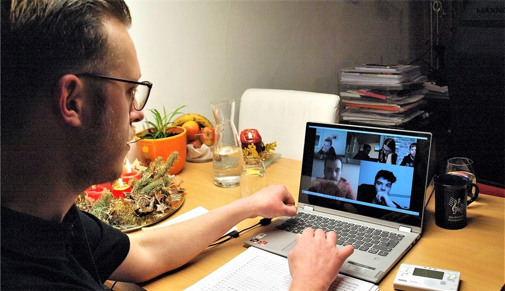 Weit entfernt und doch auf Sichtkontakt mit seinen Musikern leitet Dirigent Michael Schöner die vierte Online-Probe seiner Big Band.Filitz
