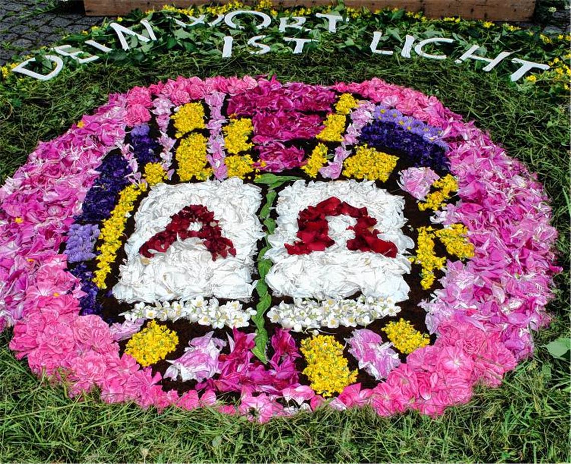 Weit entfernt von einem „katholischen Fasching“: Feierlich und besinnlich zieht die Fronleichnamsprozession durch Illingen und vorbei an den Stationen mit prächtigen Blütenbildern.