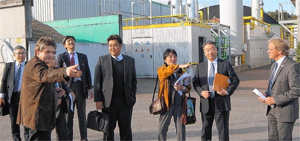 Weit gereiste Gäste: Stadtwerke-Geschäftsführer Jürgen Meeh (re.) und der Betriebsleiter der Biomethan-Anlage, Harald Jaggy (li. vorne), erläutern einer wissbegierigen Wirtschaftsdelegation aus Japan die Funktionsweise der Biomethan-Anlage in den Waldäckern.