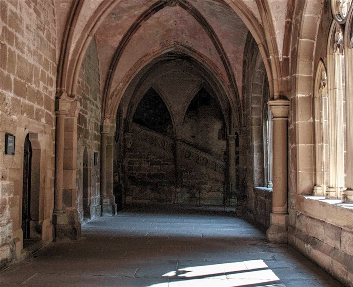 Weit spannen sich die Bögen des Gebäudes, weit spannen sich die Gedanken.