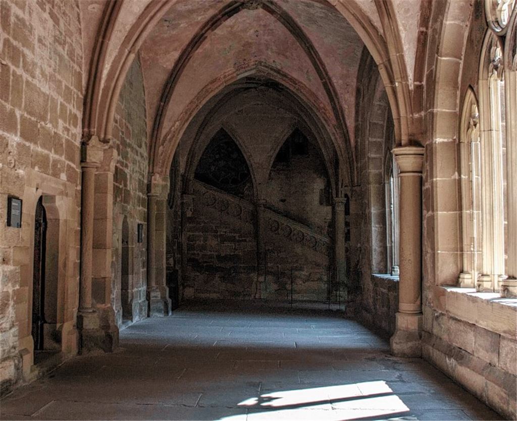 Weit spannen sich die Bögen des Gebäudes, weit spannen sich die Gedanken.