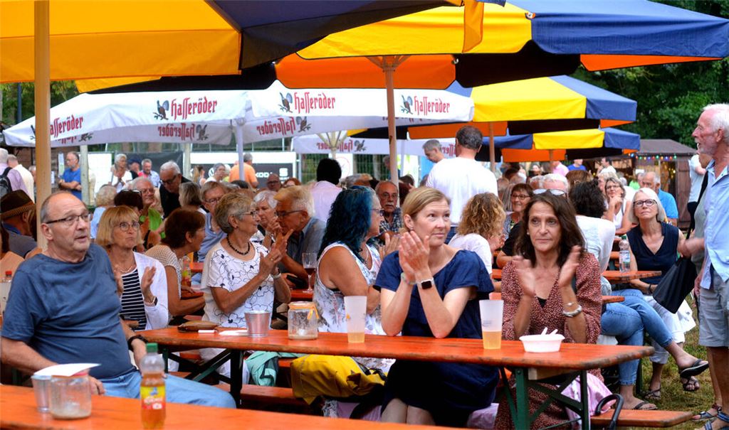 Weit über 500 Besucher kamen zum Startschuss der diesjährigen SommerevENZ in Mühlacker – und trotzten einem heftigen Platzregen.Fotos: Stahlfeld