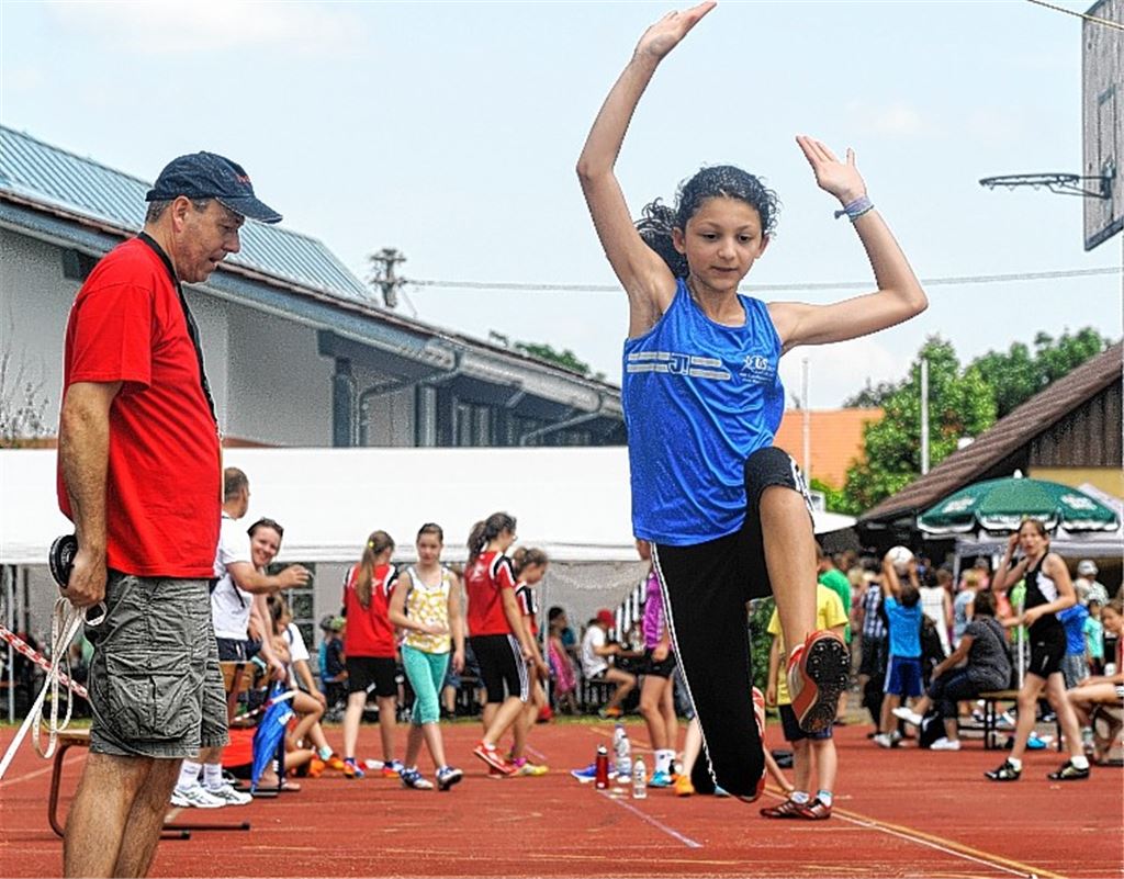 Weite Sätze an der Waldenserhalle: Aylin Albayrak vom TV Mühlacker springt auf 3,81 Meter und belegt in der U14 den fünften Platz.
